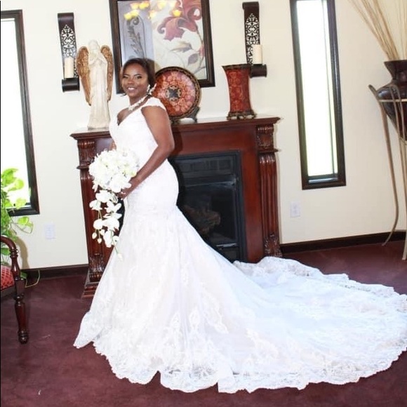 Wedding Dress...Allure Bridals 
Madison James 9471
Size 12 - Picture 1 of 4
